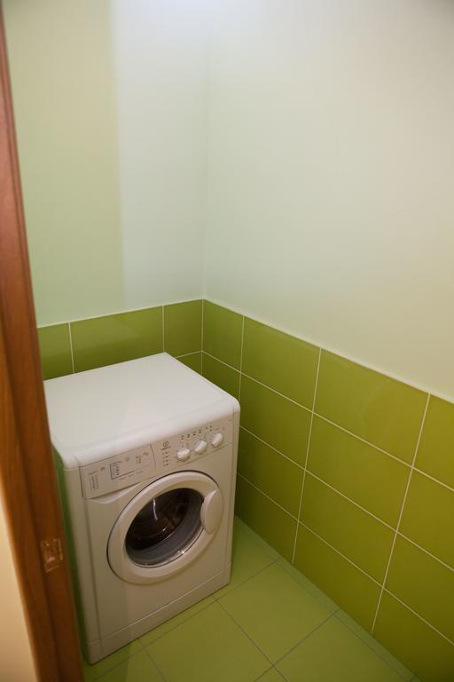 Apartment In 2 Min From Poznyaky Metro Station كييف المظهر الخارجي الصورة