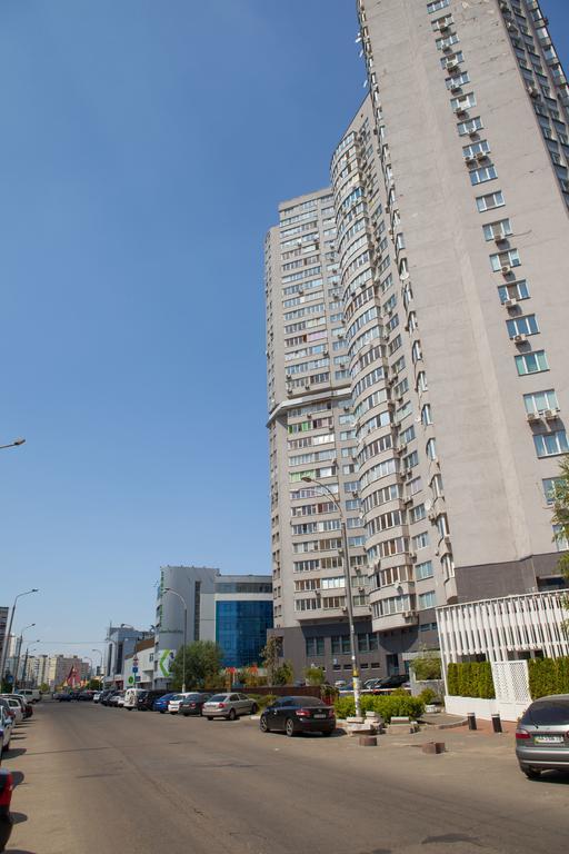Apartment In 2 Min From Poznyaky Metro Station كييف المظهر الخارجي الصورة