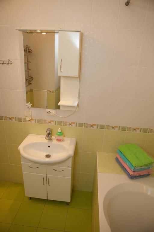 Apartment In 2 Min From Poznyaky Metro Station كييف المظهر الخارجي الصورة