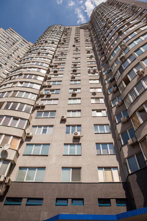 Apartment In 2 Min From Poznyaky Metro Station كييف المظهر الخارجي الصورة