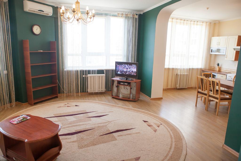 Apartment In 2 Min From Poznyaky Metro Station كييف المظهر الخارجي الصورة